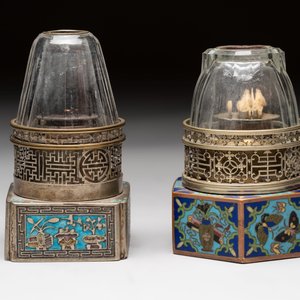 Two Chinese enamelled paktong opium pipes, an opium lamp and a cloisonné opium lamp, 19/20th C. — photo 11