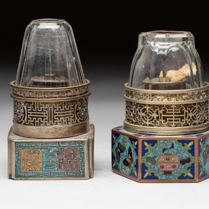 Two Chinese enamelled paktong opium pipes, an opium lamp and a cloisonné opium lamp, 19/20th C. — photo 12