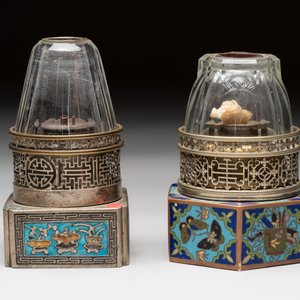 Two Chinese enamelled paktong opium pipes, an opium lamp and a cloisonné opium lamp, 19/20th C. — photo 13