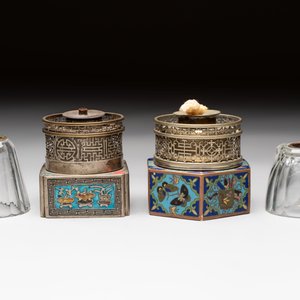 Two Chinese enamelled paktong opium pipes, an opium lamp and a cloisonné opium lamp, 19/20th C. — photo 14