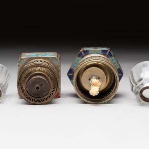 Two Chinese enamelled paktong opium pipes, an opium lamp and a cloisonné opium lamp, 19/20th C. — photo 15