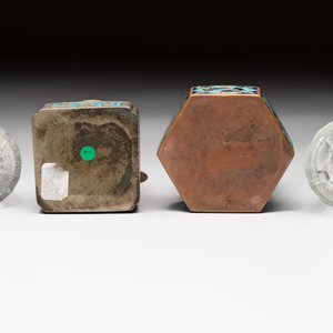 Two Chinese enamelled paktong opium pipes, an opium lamp and a cloisonné opium lamp, 19/20th C. — photo 16