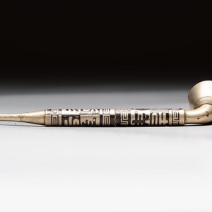 Two Chinese enamelled paktong opium pipes, an opium lamp and a cloisonné opium lamp, 19/20th C. — photo 17
