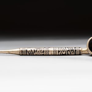 Two Chinese enamelled paktong opium pipes, an opium lamp and a cloisonné opium lamp, 19/20th C. — photo 18