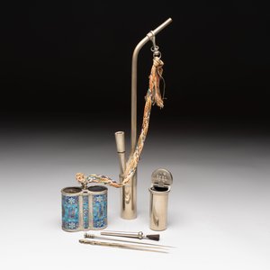 Two Chinese enamelled paktong opium pipes, an opium lamp and a cloisonné opium lamp, 19/20th C. — photo 2
