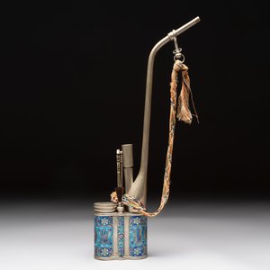 Two Chinese enamelled paktong opium pipes, an opium lamp and a cloisonné opium lamp, 19/20th C. — photo 3