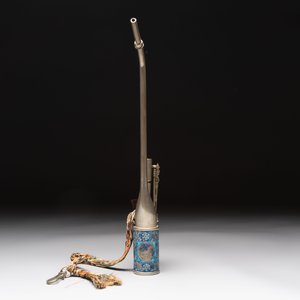 Two Chinese enamelled paktong opium pipes, an opium lamp and a cloisonné opium lamp, 19/20th C. — photo 5