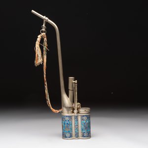 Two Chinese enamelled paktong opium pipes, an opium lamp and a cloisonné opium lamp, 19/20th C. — photo 6