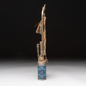 Two Chinese enamelled paktong opium pipes, an opium lamp and a cloisonné opium lamp, 19/20th C. — photo 7