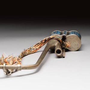 Two Chinese enamelled paktong opium pipes, an opium lamp and a cloisonné opium lamp, 19/20th C. — photo 8