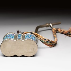 Two Chinese enamelled paktong opium pipes, an opium lamp and a cloisonné opium lamp, 19/20th C. — photo 9