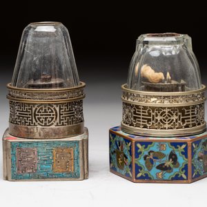 Two Chinese enamelled paktong opium pipes, an opium lamp and a cloisonné opium lamp, 19/20th C. — photo 10