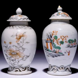 Two Chinese export famille rose and grisaille tea caddies and covers, Qianlong — photo 1