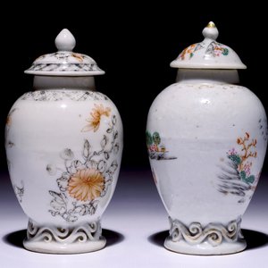 Two Chinese export famille rose and grisaille tea caddies and covers, Qianlong — photo 2