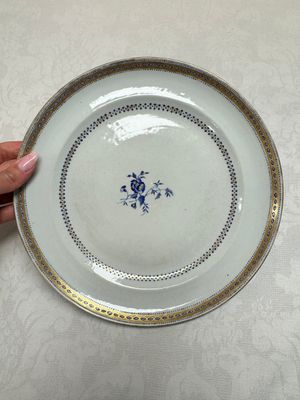 Two Chinese export famille rose plates and three gilt blue-enamelled plates, Qianlong/Jiajing — photo 1