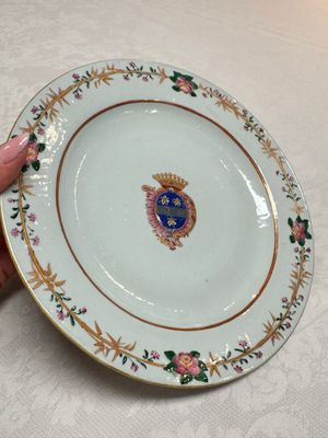 Two Chinese export famille rose plates and three gilt blue-enamelled plates, Qianlong/Jiajing — photo 11