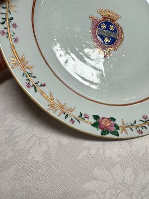 Two Chinese export famille rose plates and three gilt blue-enamelled plates, Qianlong/Jiajing — photo 12