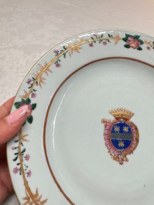 Two Chinese export famille rose plates and three gilt blue-enamelled plates, Qianlong/Jiajing — photo 13