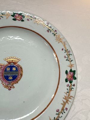 Two Chinese export famille rose plates and three gilt blue-enamelled plates, Qianlong/Jiajing — photo 14