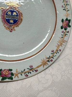 Two Chinese export famille rose plates and three gilt blue-enamelled plates, Qianlong/Jiajing — photo 15