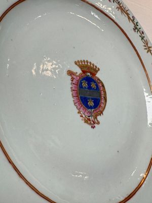 Two Chinese export famille rose plates and three gilt blue-enamelled plates, Qianlong/Jiajing — photo 16