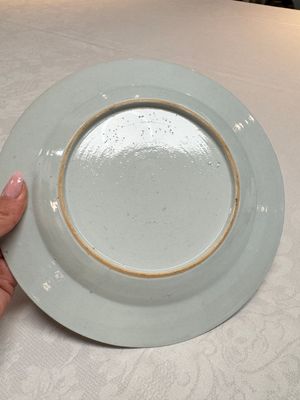 Two Chinese export famille rose plates and three gilt blue-enamelled plates, Qianlong/Jiajing — photo 17