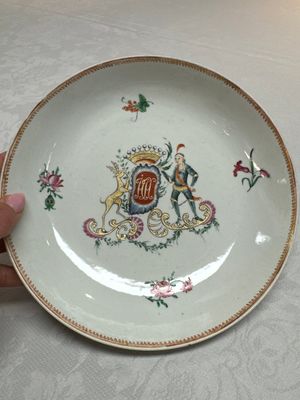 Two Chinese export famille rose plates and three gilt blue-enamelled plates, Qianlong/Jiajing — photo 18