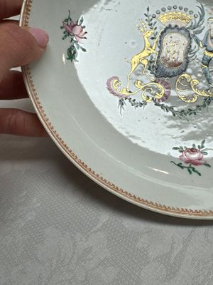 Two Chinese export famille rose plates and three gilt blue-enamelled plates, Qianlong/Jiajing — photo 19