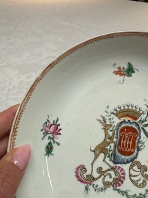 Two Chinese export famille rose plates and three gilt blue-enamelled plates, Qianlong/Jiajing — photo 20