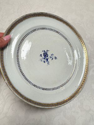 Two Chinese export famille rose plates and three gilt blue-enamelled plates, Qianlong/Jiajing — photo 2
