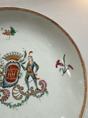 Two Chinese export famille rose plates and three gilt blue-enamelled plates, Qianlong/Jiajing — photo 21
