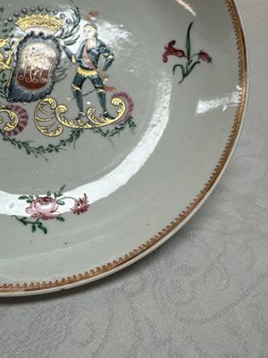 Two Chinese export famille rose plates and three gilt blue-enamelled plates, Qianlong/Jiajing — photo 22