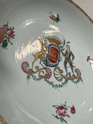 Two Chinese export famille rose plates and three gilt blue-enamelled plates, Qianlong/Jiajing — photo 23