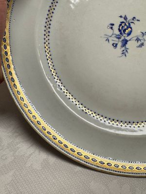 Two Chinese export famille rose plates and three gilt blue-enamelled plates, Qianlong/Jiajing — photo 3