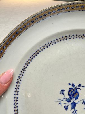Two Chinese export famille rose plates and three gilt blue-enamelled plates, Qianlong/Jiajing — photo 4