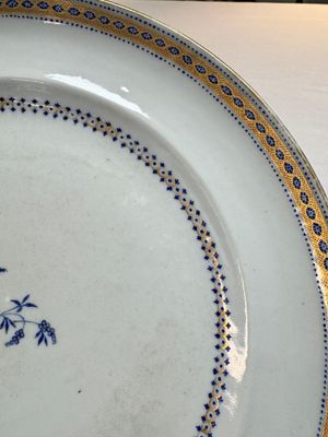 Two Chinese export famille rose plates and three gilt blue-enamelled plates, Qianlong/Jiajing — photo 5