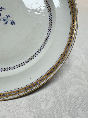 Two Chinese export famille rose plates and three gilt blue-enamelled plates, Qianlong/Jiajing — photo 6