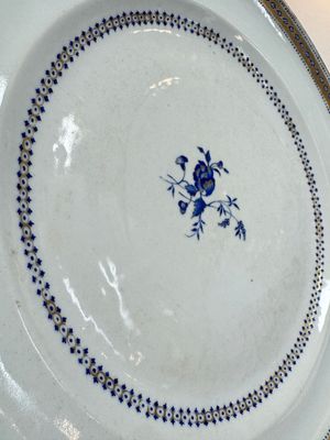 Two Chinese export famille rose plates and three gilt blue-enamelled plates, Qianlong/Jiajing — photo 7