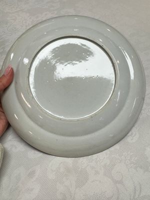 Two Chinese export famille rose plates and three gilt blue-enamelled plates, Qianlong/Jiajing — photo 8