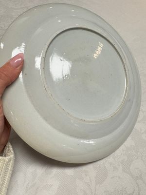 Two Chinese export famille rose plates and three gilt blue-enamelled plates, Qianlong/Jiajing — photo 9