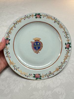 Two Chinese export famille rose plates and three gilt blue-enamelled plates, Qianlong/Jiajing — photo 10