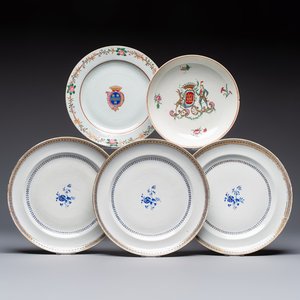 Two Chinese export famille rose plates and three gilt blue-enamelled plates, Qianlong/Jiajing — photo 1