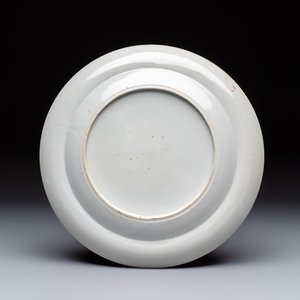 Two Chinese export famille rose plates and three gilt blue-enamelled plates, Qianlong/Jiajing — photo 11