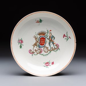 Two Chinese export famille rose plates and three gilt blue-enamelled plates, Qianlong/Jiajing — photo 2