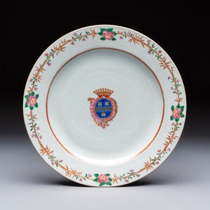 Two Chinese export famille rose plates and three gilt blue-enamelled plates, Qianlong/Jiajing — photo 4