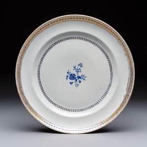 Two Chinese export famille rose plates and three gilt blue-enamelled plates, Qianlong/Jiajing — photo 6