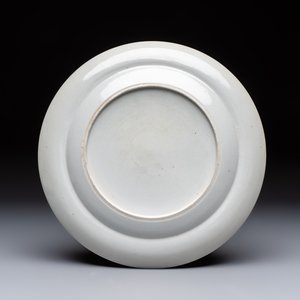 Two Chinese export famille rose plates and three gilt blue-enamelled plates, Qianlong/Jiajing — photo 7