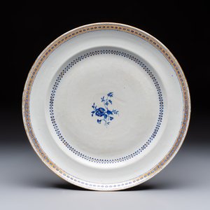 Two Chinese export famille rose plates and three gilt blue-enamelled plates, Qianlong/Jiajing — photo 8