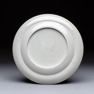 Two Chinese export famille rose plates and three gilt blue-enamelled plates, Qianlong/Jiajing — photo 9