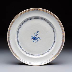 Two Chinese export famille rose plates and three gilt blue-enamelled plates, Qianlong/Jiajing — photo 10